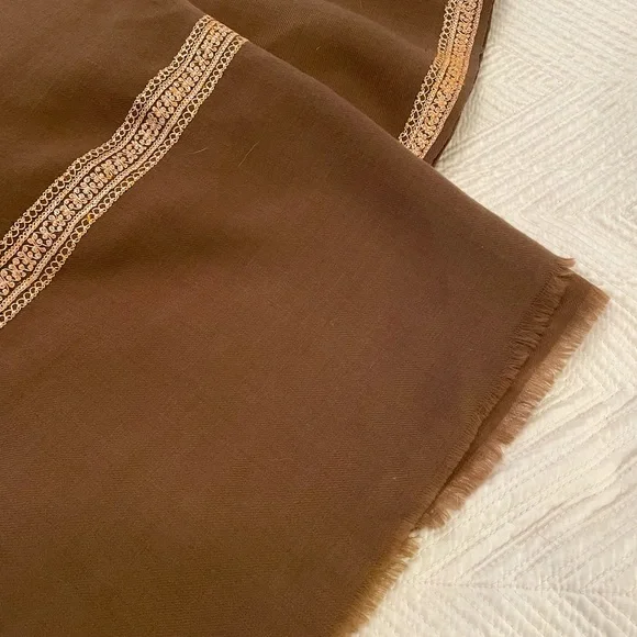 Large wool wrap with gold embroidery - Picture 2 of 5